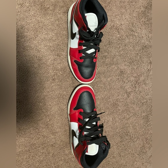 Jordan 1s Chicago mid color red and white size 6 - Picture 3 of 10